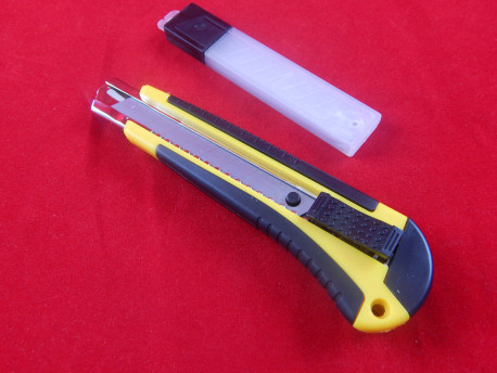 Канцелярский нож с сегментированным лезвием 20мм
